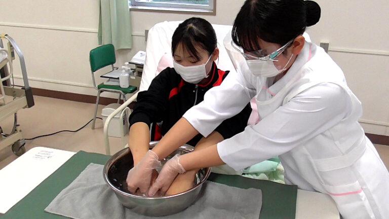 看護科1年生基礎看護「手浴実習」 | 岡山県立真庭高等学校