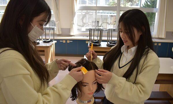 １年生進路ガイダンス　18分野の学校が来校！