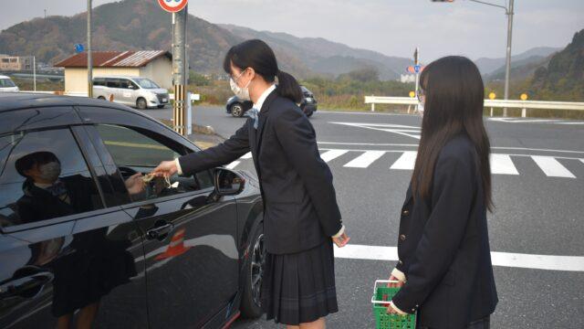 交通安全マスコット配り