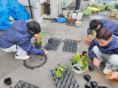 寄せ植えの実技実習をしました。