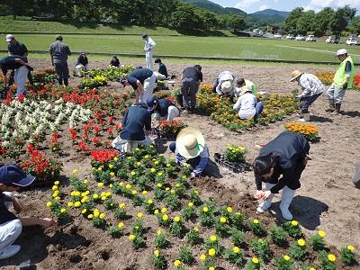 鹿田地域の皆さんと植栽交流を行いました。